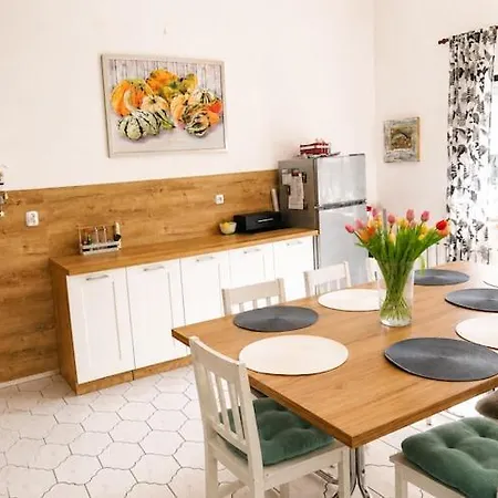 Mrze Yno Home, For 4 People