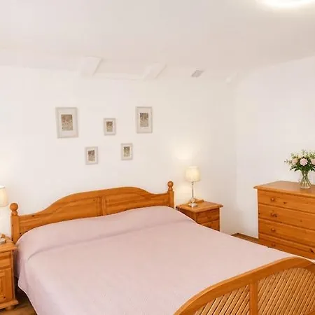 Mrze Yno Home, For 4 People Сasa de vacaciones *