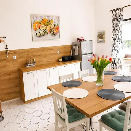 Mrze Yno Home, For 4 People בית נופש *